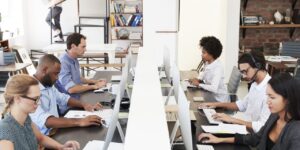 A Complete Guide on What is Hot Desking